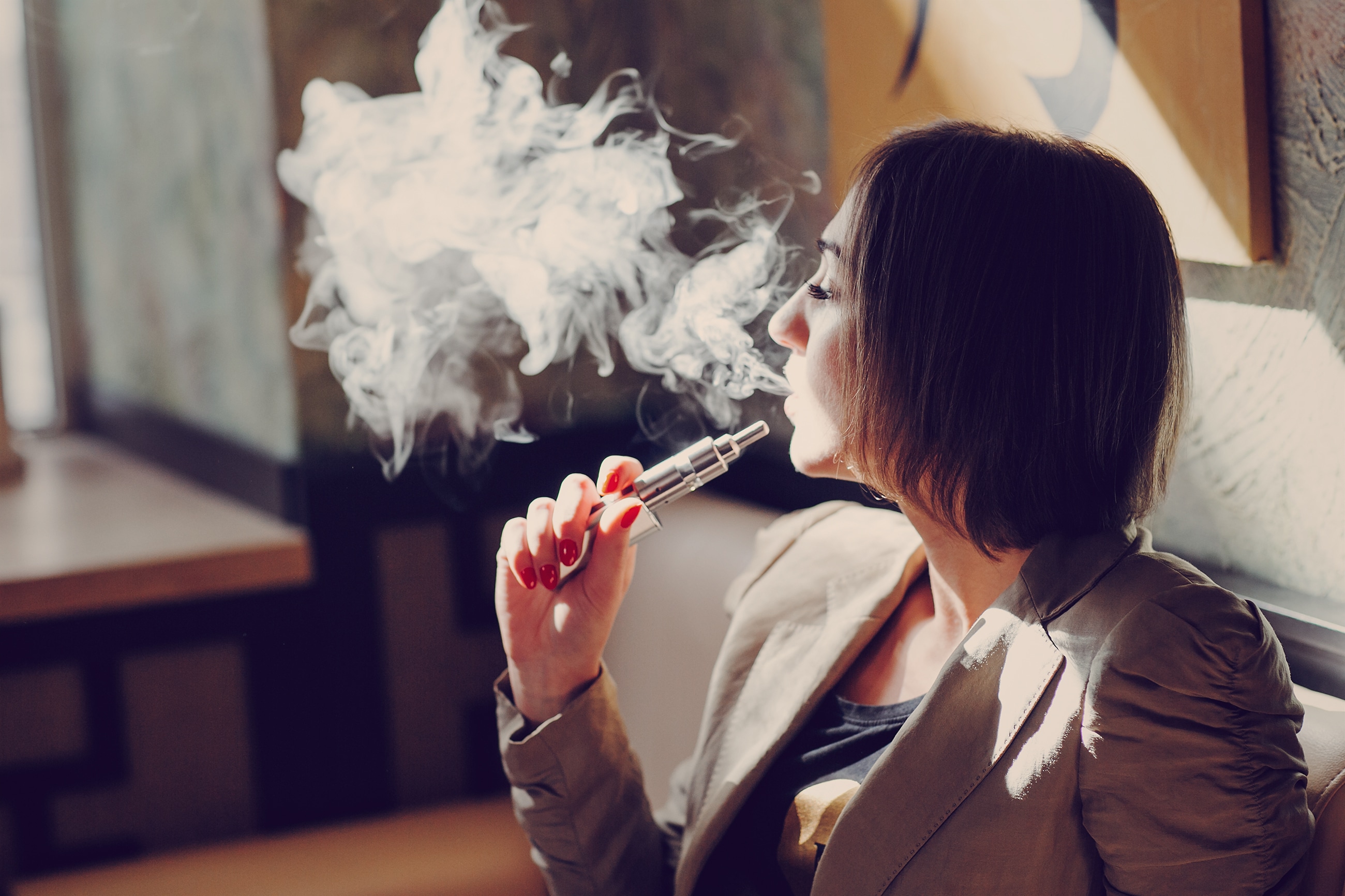 Муж курит в квартире. Девушка курит. Курящая девушка. Фотосессия с электронной сигаретой. Красивая девушка с сигаретой.